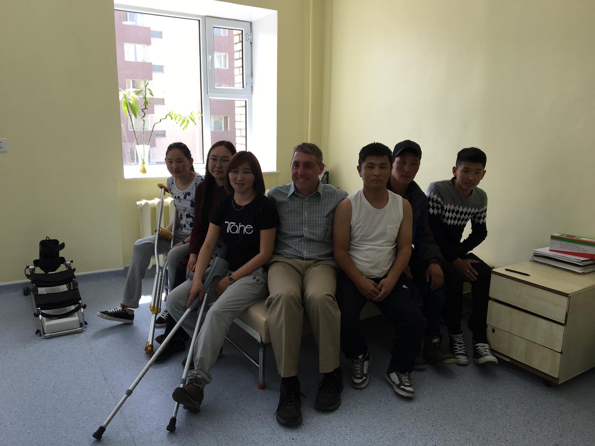 Америк эмчийн тусламжтайгаар Монголд анх удаа 5 өвчтөнд хиймэл хөл хийж өглөө
